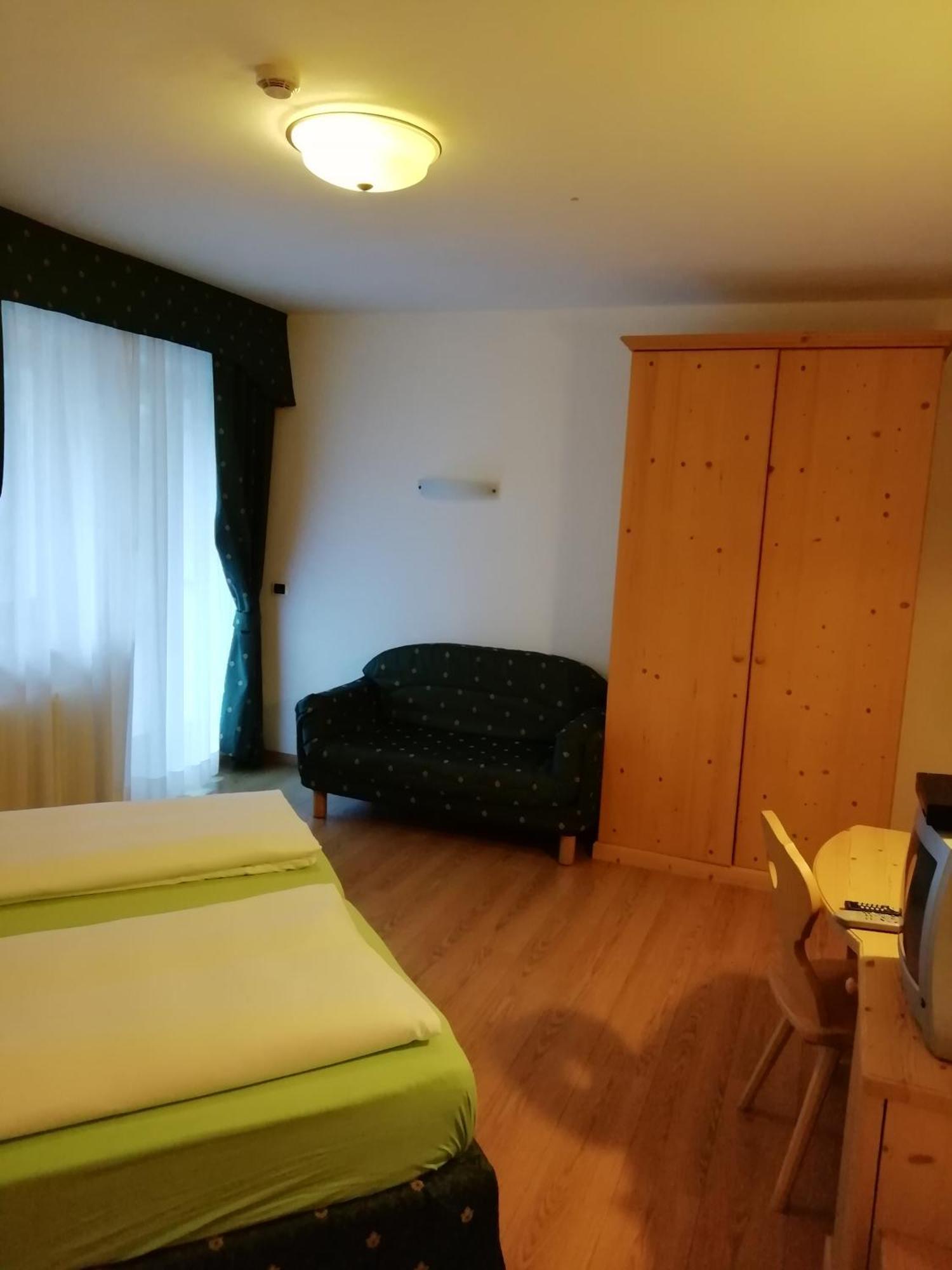 Hotel Camoscio Рокка-Пьеторе Экстерьер фото